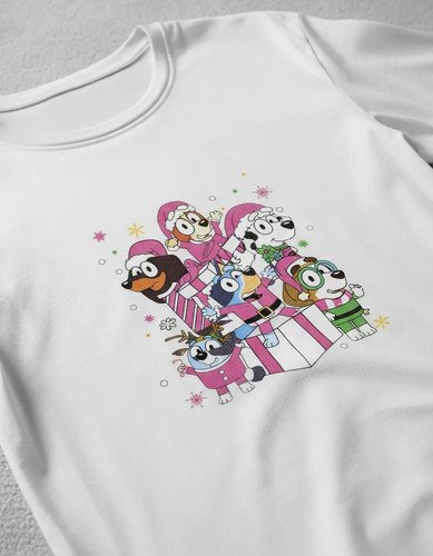 D_646829-MLM94124999350_102025-O.jpg Playera De Navidad Bluey Y Sus Amigos