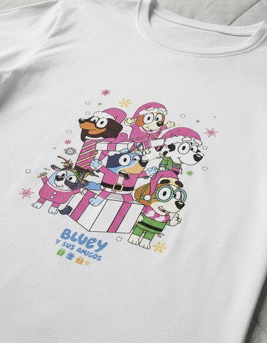 D_888453-MLM94125167012_102025-O.jpg Playera De Navidad Bluey Y Sus Amigos