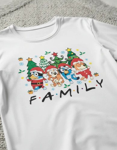 D_719441-MLM98454414250_112025-O.jpg Combo 2 Playeras Unisex + 2 Playeras Infantiles Bluey Family