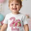 D_851867-MLM113476552356_072026-O.jpg Playera Infantil Rosita Fresita Cumpleaños Personalizada
