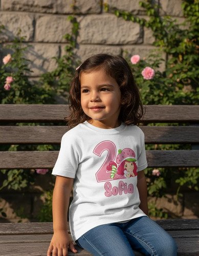 D_965939-MLM113475845330_072026-O.jpg Playera Infantil Rosita Fresita Cumpleaños Personalizada