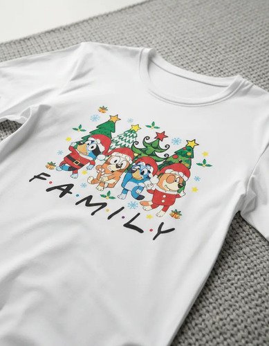 D_997279-MLM98454412124_112025-O.jpg Combo 2 Playeras Unisex + 2 Playeras Infantiles Bluey Family
